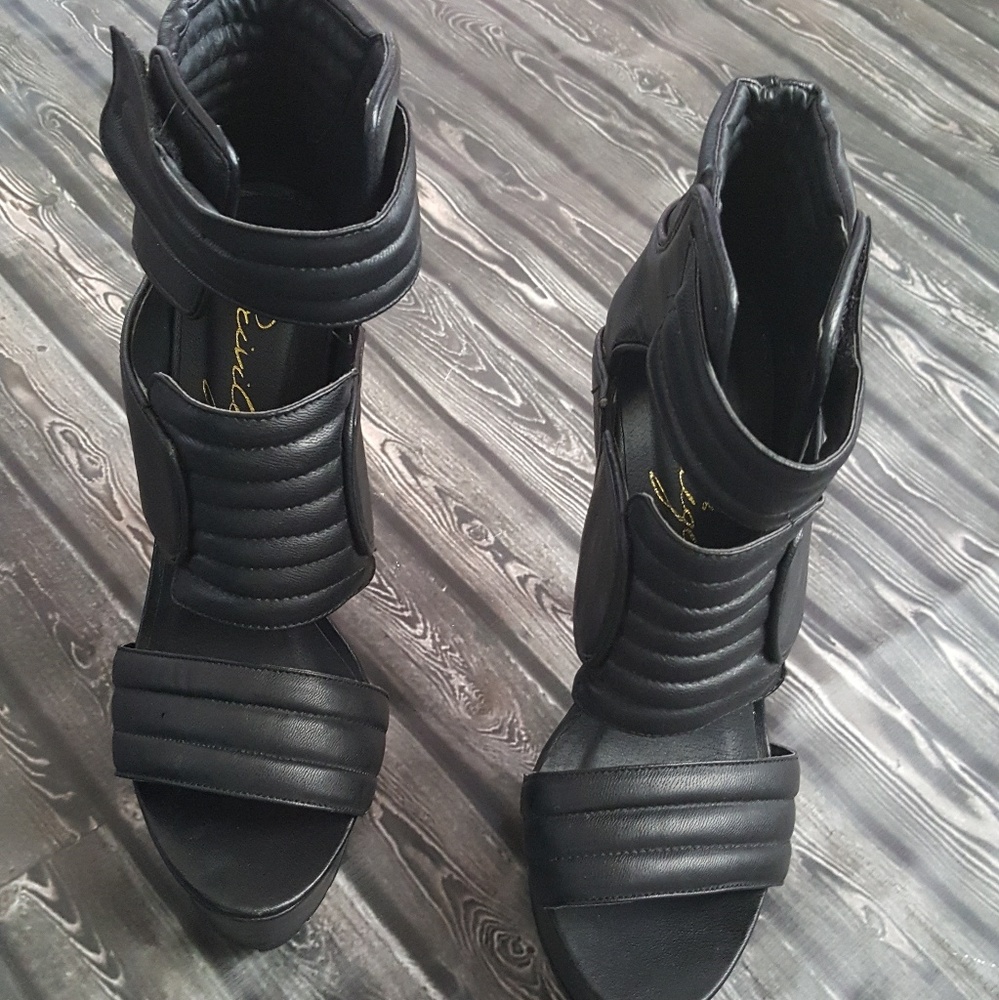 PRIVELEGED LEATHERETTE QUILTED HEELS